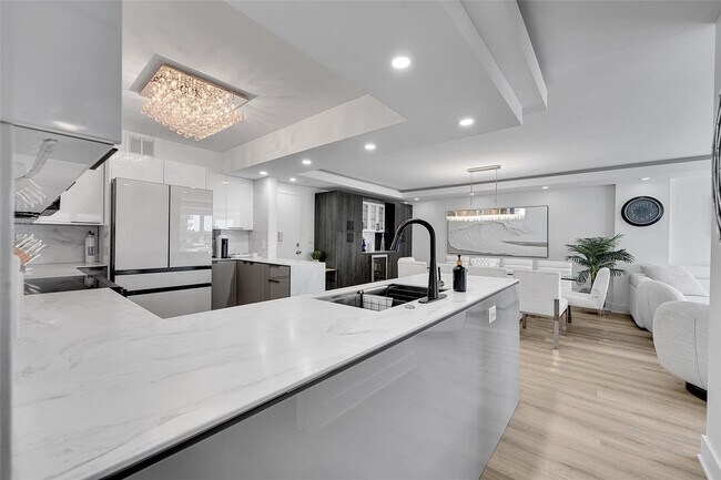 Building Photo - 405 N Ocean Blvd