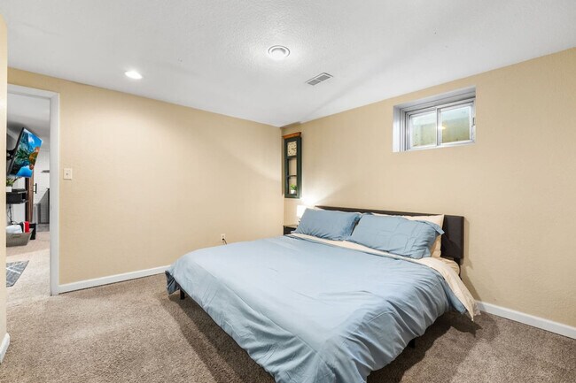 Building Photo - 6029 Iris Way