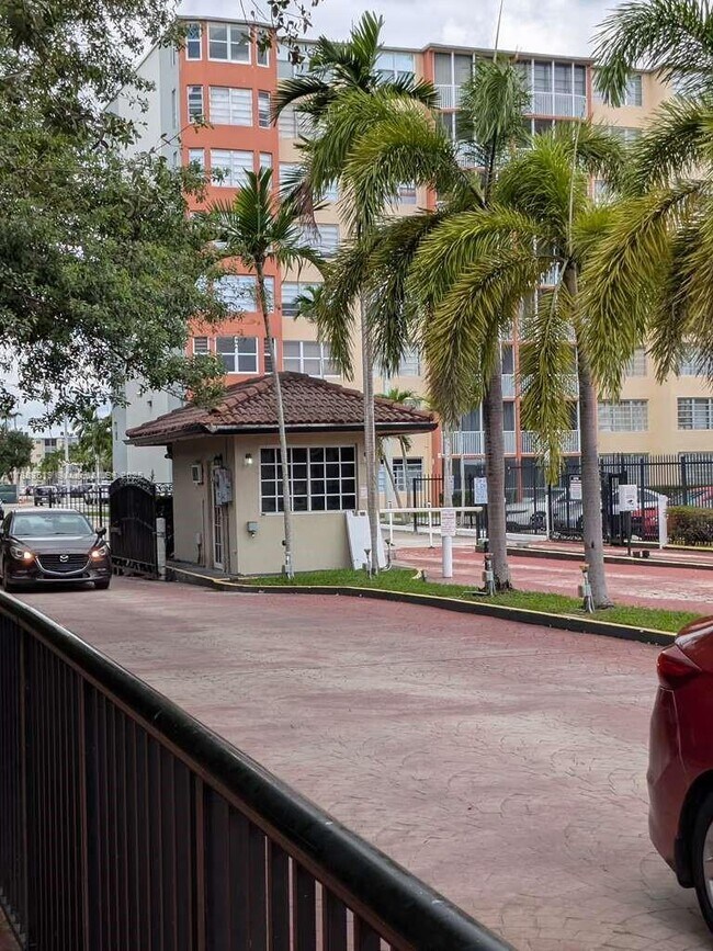 Building Photo - 1780 NE 191st St