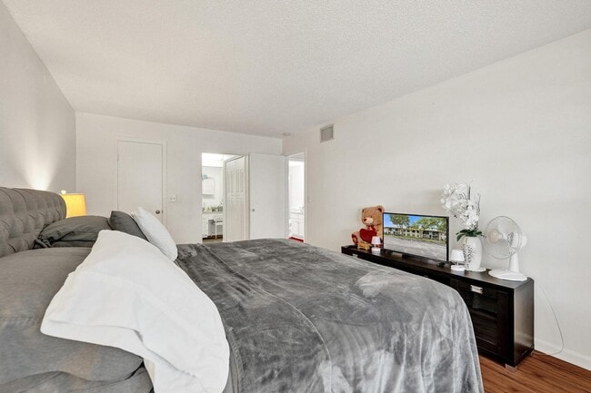 Building Photo - 9840 Pineapple Tree Dr