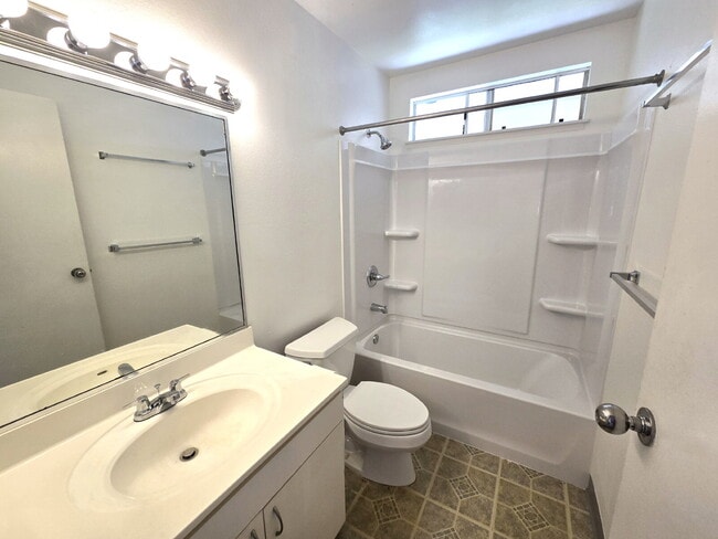 Building Photo - 2br/2bath Home with Garage in Waikele