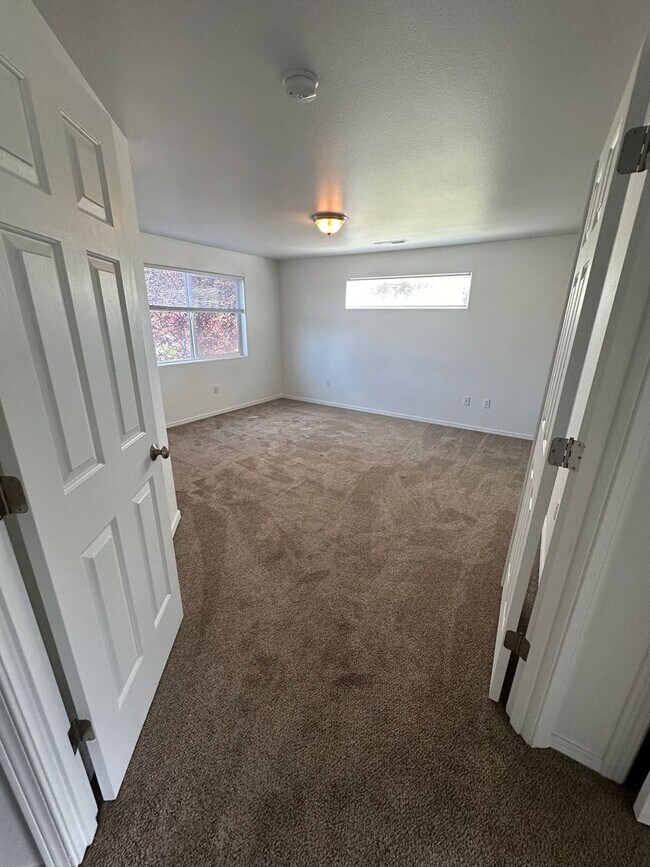 Building Photo - SW Bend House Near the Old Mill District, 4 Bdrms, 2.5 baths, A/C, Office/den, Dbl. Garage