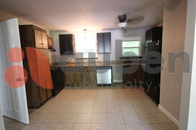 Building Photo - 4 Bedroom 2 Bath Move In Ready