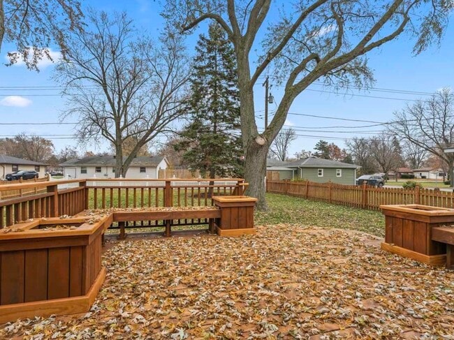 Building Photo - 327 Wallace Ave