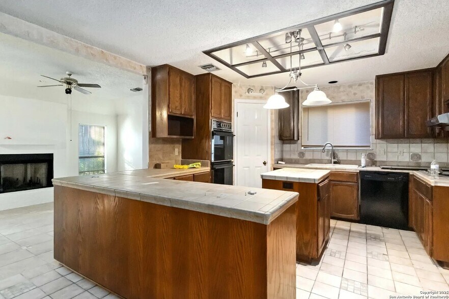 Building Photo - 17915 Summer Knoll Dr