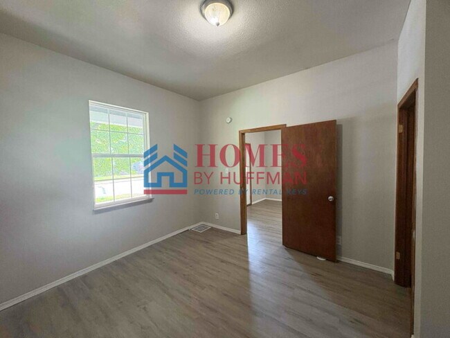 Building Photo - Two Bedroom House | Move in Ready