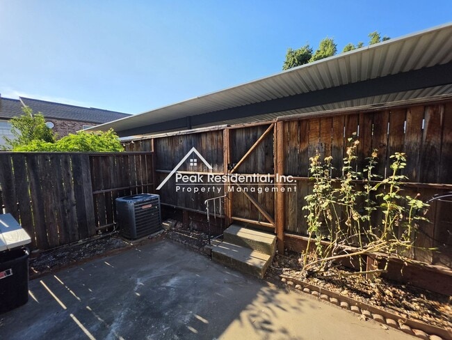 Building Photo - 6691 Greenback Ln