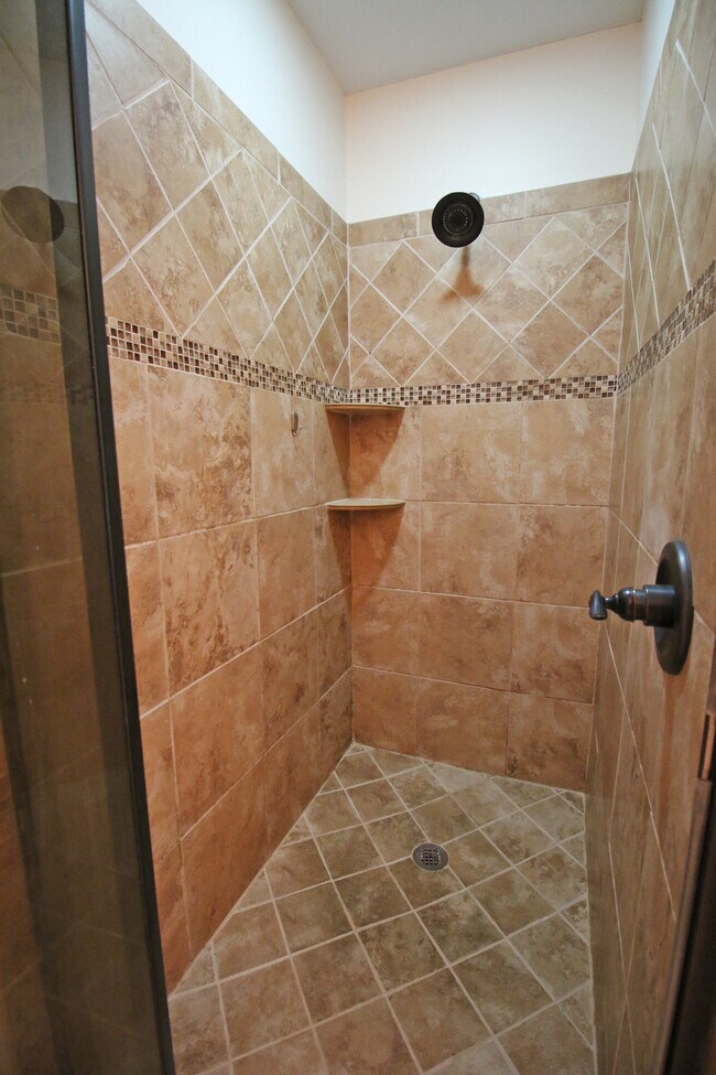 Building Photo - 2807 Holt Dr