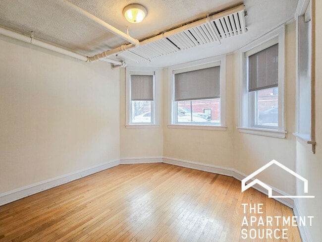 Building Photo - 2206 W Foster Ave