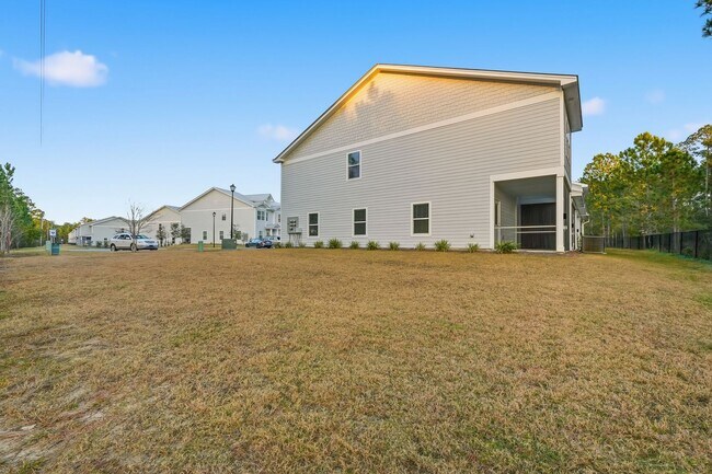 Building Photo - 3 Bedroom End Unit with a Lake View!!