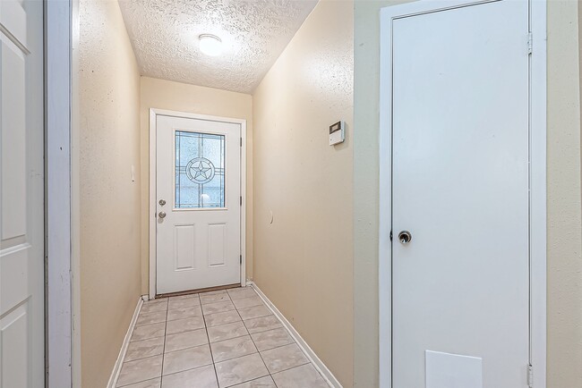 Building Photo - 2122 Heritage Colony Dr