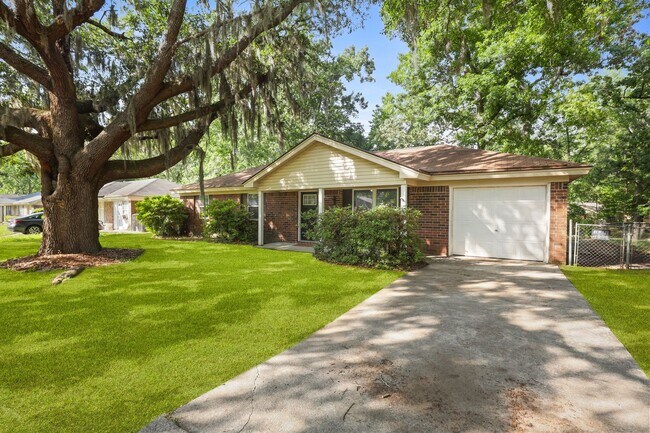 Building Photo - Settle Into Comfort in This Charming 3-Bedroom Home in Larchmont Estates