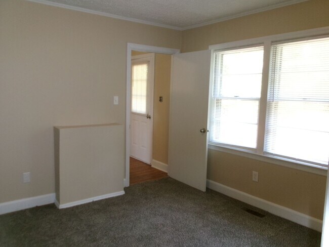 Building Photo - 3 bedroom, 1 bath home conveniently locate...