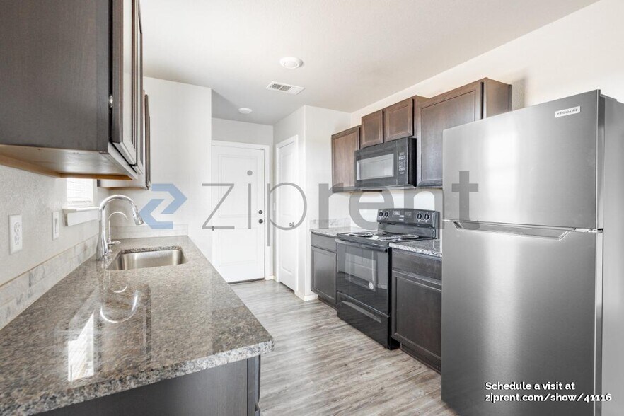 Building Photo - 1318 E 93rd St