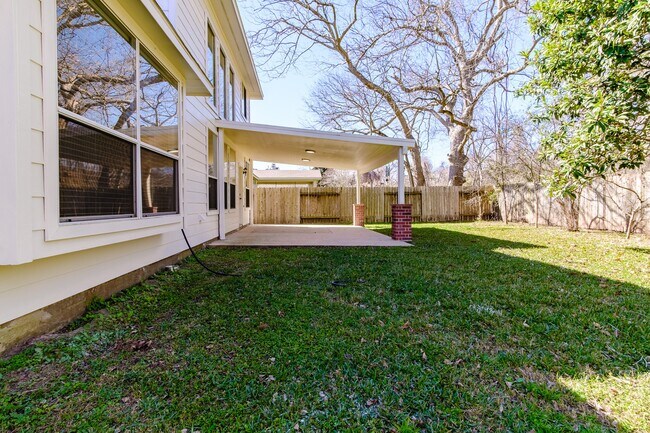 Building Photo - 2918 Five Oaks Dr