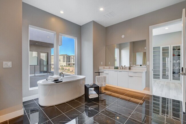 Building Photo - Mesa Ridge Luxury Oasis Feathertop