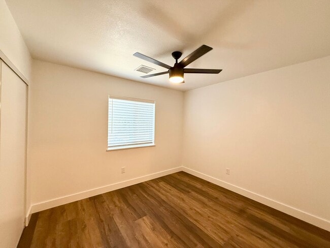 Building Photo - Newly Remodeled 2 bed 1 bath!