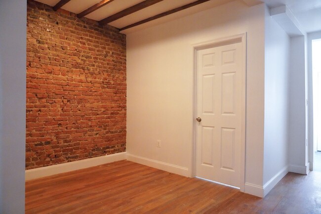 Building Photo - Fabulous 5BR/2BA row house with basement