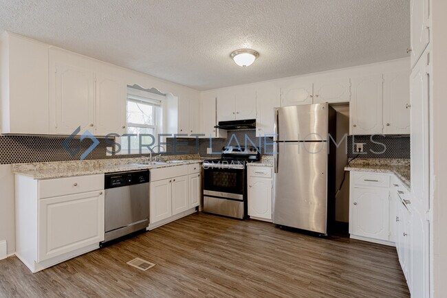 Building Photo - Charming 4 Bedroom in Campobello!