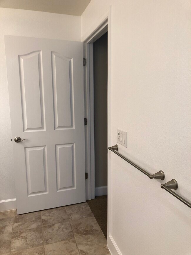 Building Photo - 1120 Karby Ter