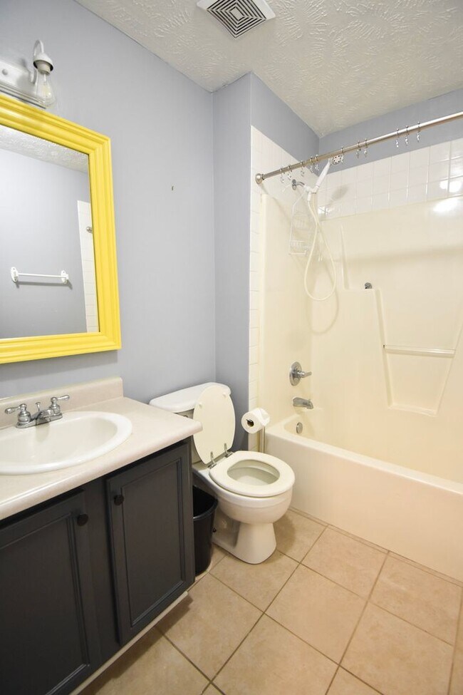 Building Photo - Coming Soon! 3 Bed 2 Bath with a Bonus Roo...
