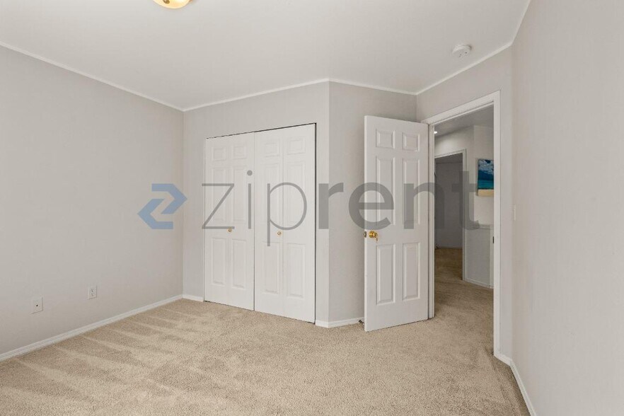 Building Photo - Unit