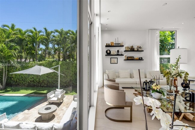 Building Photo - 230 W McIntyre St