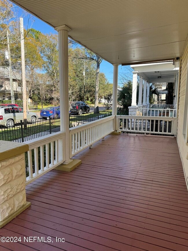 Building Photo - 424 E 6th St