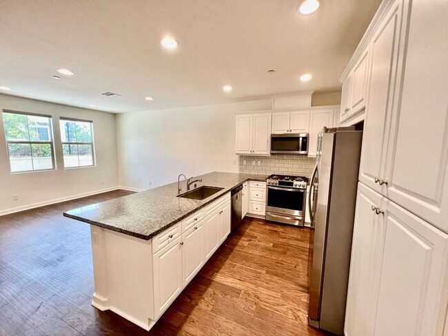 Building Photo - Beautiful Upgraded 3-Bedroom Townhouse in ...