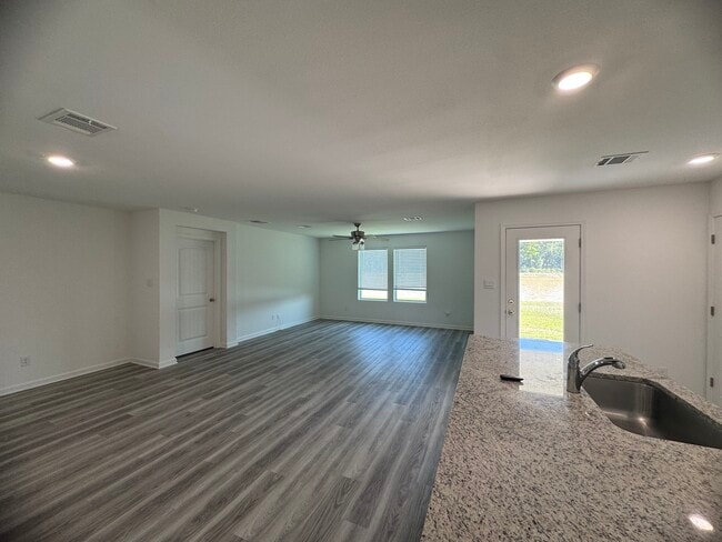 Building Photo - 35487 Grovemont Dr