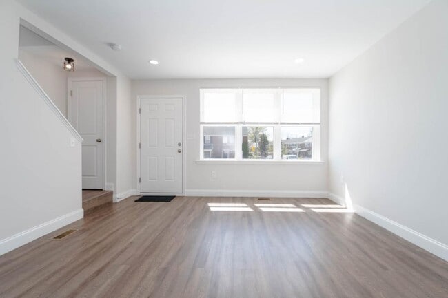 Building Photo - 806 Benninghaus Rd