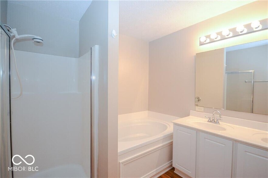 garden tub and separate shower - 4327 Mahogany Dr