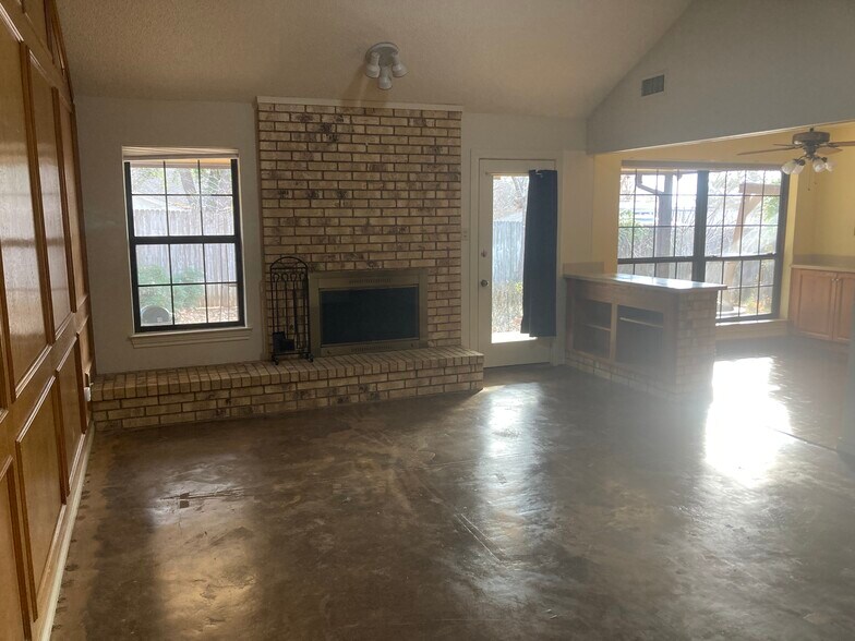 Living Room to Back - 2929 Cresthaven Dr