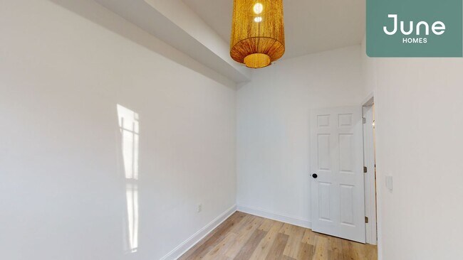 Building Photo - ROOM ONLY in 5-bed/3.5-bath Home