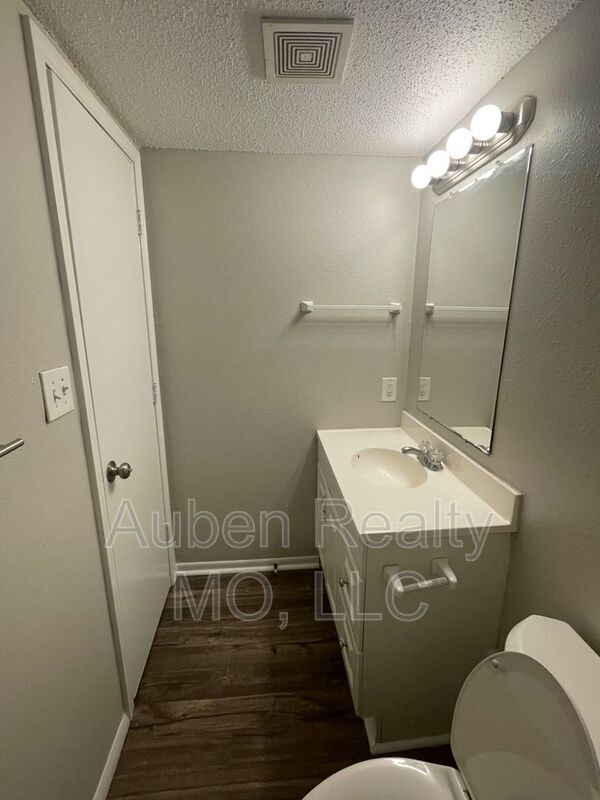 Building Photo - 409 NE Westwind Dr