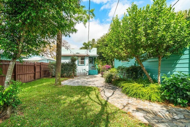 Building Photo - 416 S L St