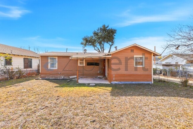 Building Photo - 512 S Monumental St