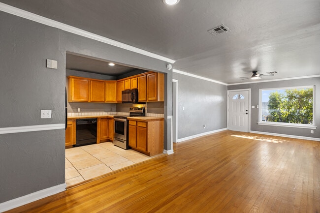 Building Photo - 3221 NW 39th Terrace