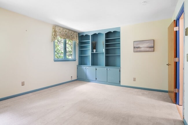 Building Photo - 5 Bed/4.5 Bath Undergrads OK Close to VT