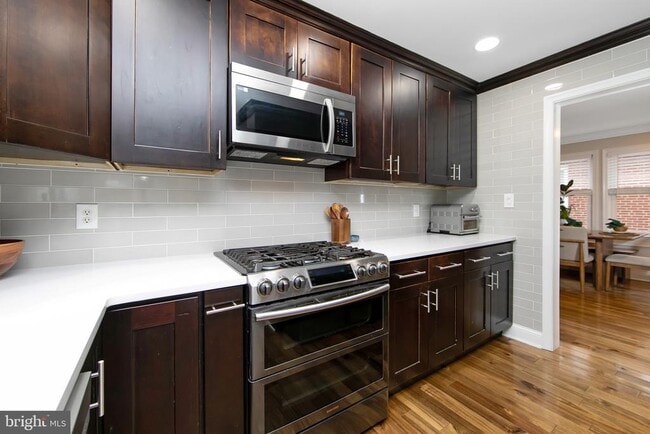 Building Photo - 22 W 6th Ave