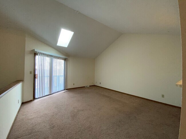 Building Photo - 4 Bedroom 3 Bath Condo