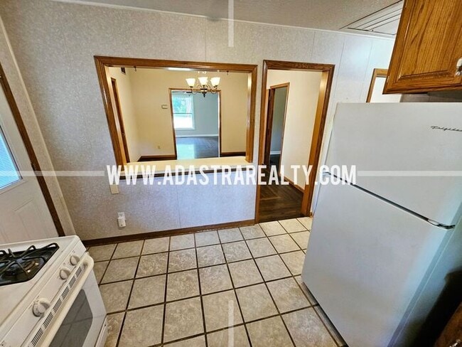 Building Photo - Spacious North Overland Park Bungalow-Available in FEBRUARY!!