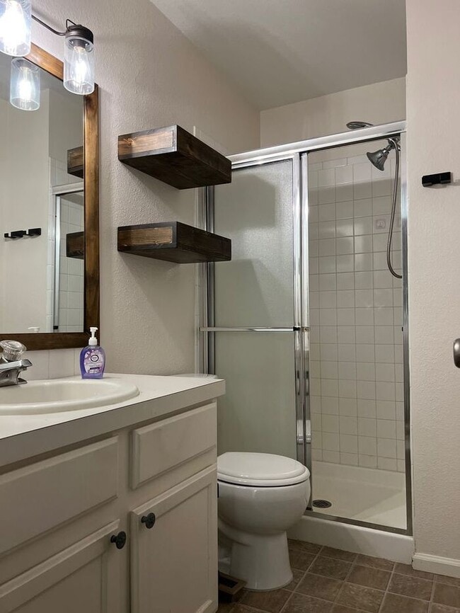 Building Photo - Beautiful 3 bedroom, 2 bath Home with 2 ca...