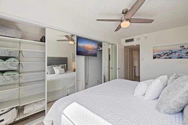 Building Photo - 6145 Sun Blvd