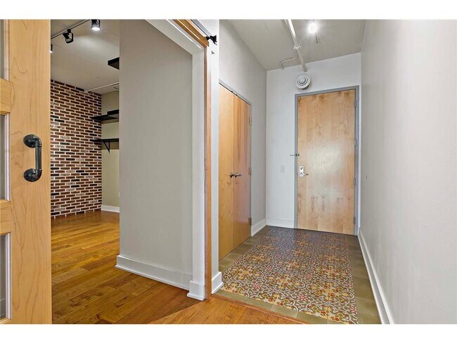 Building Photo - 2929 Chicago Ave