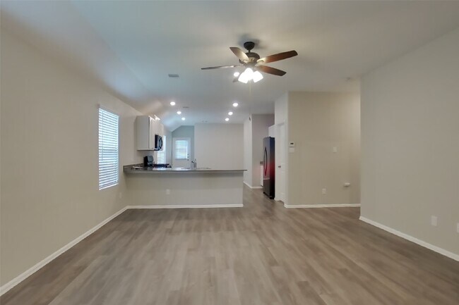 Building Photo - 210 Pine cavern dr