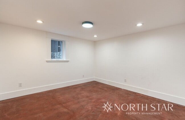 Building Photo - Remodeled Sellwood Bungalow