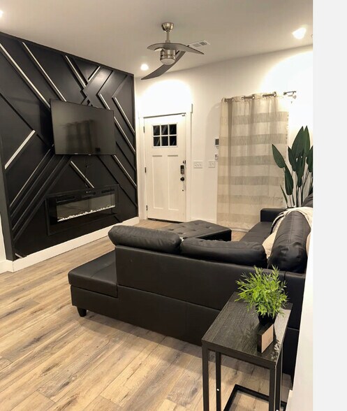 Building Photo - Room in House on Welch St SW