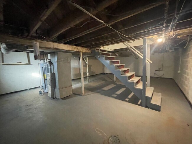 Building Photo - Warm & Spacious 4-Bedroom Single Family Ho...