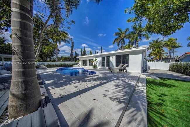 Building Photo - 2020 Alamanda Dr